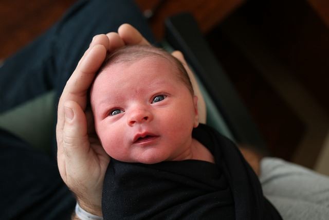 孕初预测生男孩女孩的症状有哪些？生男女是由爸爸还是妈妈决定的？